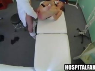 جذاب شقراء المريض الحصول على مارس الجنس شاق بواسطة لها medic