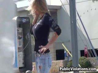 Gros jeune femme dedans bleu jeans parlant sur la rue appel