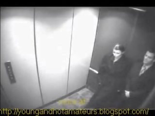 Ціпонька відстій її бос на elevator для a платити піднімати