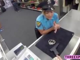 Beguiling policía mujer mov su perfecta cuerpo