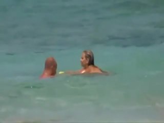 A seno nudo grande tette su il spiaggia