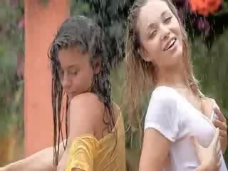 Adorável meninas em o chuva