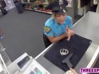 Beguiling polícia mulher movs dela perfeita corpo
