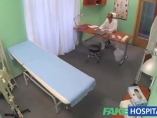 Fakehospital худенька білявка приймає лікарі рада