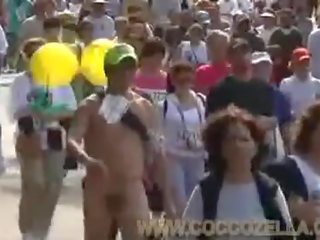 Público mujer vestida hombre desnudo bay a breakers 2006