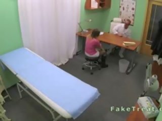 Sedusive i durueshëm fucked nga mjekët organ seksual i mashkullit në një zyrë