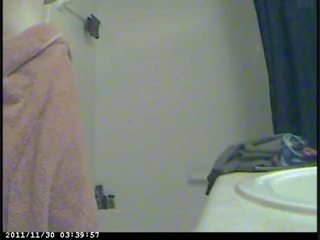 Camera gián điệp captures thiếu niên dùng một tắm