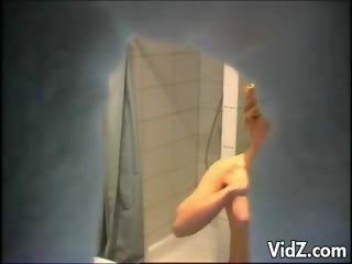 Ýalaňaja seredýän look into eskort call gyz showering