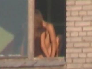 Spiare voyeur captures giovane coppia scopata in finestra