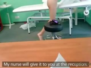 Tatu si rambut coklat fucked oleh medic dalam palsu hospital