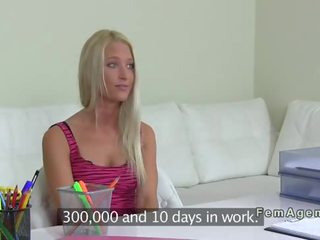 Женски пол агент чука блондинки с каишка на дилдо на кастинг