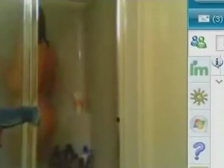 Strumpet נוער showering במהלך שלה מצלמת זרם