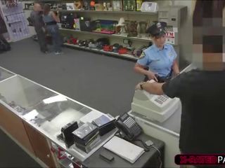 Captivating politsei ohvitser tahab kuni pawn tema stuff ends üles sisse a kontoris