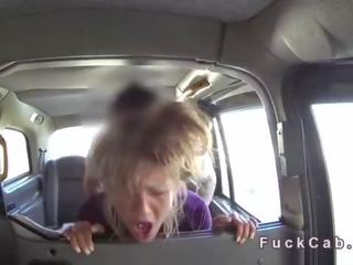 Bertato rambut pirang anal tertutup di gadungan taksi