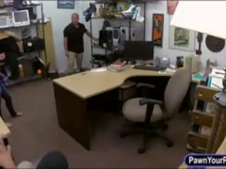 Cubana bombón pawns su coño y golpeado en la espalda oficina