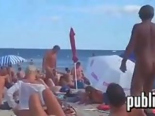 Svingerji ob zabavno na prostem pri a plaža