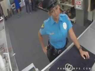 Skutečný policajt moonlights jako ho pro pawn obchod