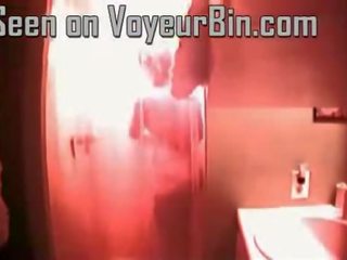 Groovy gjoksmadhe adoleshent i kapuri në the dush në i fshehur kamera