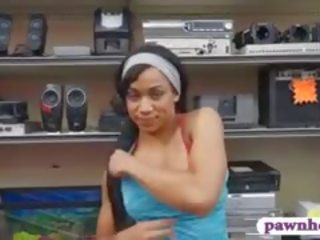 Gym instructress pawns truc et baisée à la pawnshop