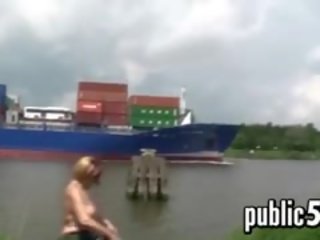 फॅट महिला बाहर चमकता एक cargo ship