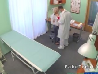 Mjekësore student fucks në falso spital