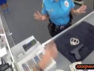 Frau polizei offizier wird genagelt im ein pawnshop bis verdienen bargeld