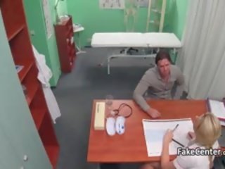 Exceptional blondin sjuksköterska knull patienten i kontors