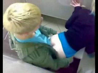 Super blondýnka dcera v prdeli v veřejné toaleta