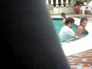 คู่ fucks ใน a สาธารณะ สระว่ายน้ำ คลิป