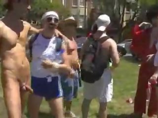 Naken lad bekläs kvinnlig naken hane vid bay till breakers 2009