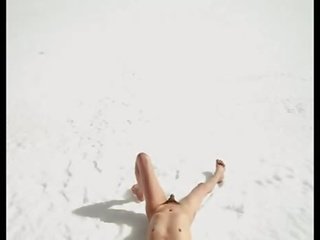 Candide macchina fotografica: nudo in il la neve