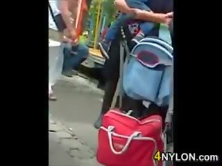 Magkasintahan sa a palda sa isang amusement parke