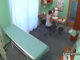 E hollë mjaltë fucked therapist në spital