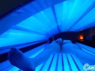 Najstnice latina dobi zasačeni drgnjenje ji klitoris medtem uporabo a tanning postelja