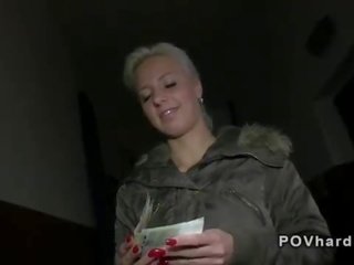 Blond took kontanter til offentlig blowjob