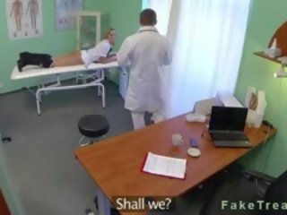 Alluring pirang perawat fucked by therapist in his kantor