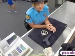 חזה גדול משטרה קצין מזוין על ידי pawn אדם ל להרוויח תוֹסֶפֶת כסף