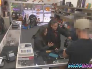 Gadis pussies mendapat membanting dengan polisi besar anggota