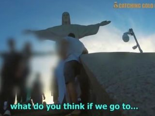 Vynikajúci špinavé klip s a brazílske šľapka vyzdvihnúť hore od christ the redeemer v rio de janeiro