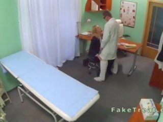 Естествен блондинки ударих в фалшив болница