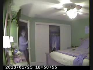 Oculto cámara en cama habitación de mi mamá pillada maravilloso masturbación