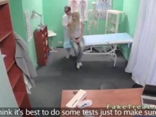 Gözel blondinka fucked by specialist