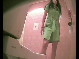 Pub łazienka kamera szpiegowska - dziewczyna przyłapani pissing