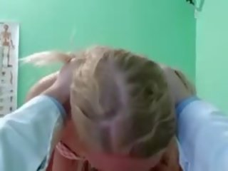 Blonda cu nu chilotei futand dr. în birou