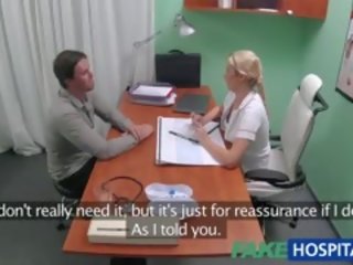 Fakehospital zdravotní sestra pomáhá knoflíček dostat an erekce