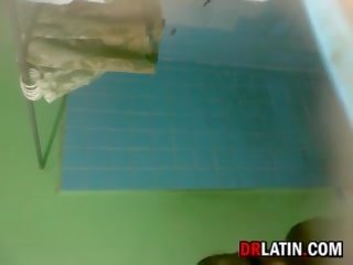 Latino chavala secretamente watched showering