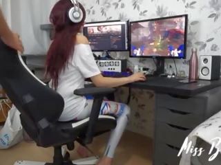 D&period;va ob a quickie medtem gaming - gospodična banana