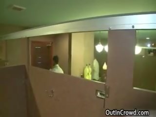 Chicos follando y chupando en un baño 17 por outincrowd