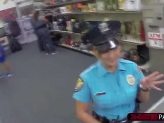 Geidulingas ir krūtinga policija pareigūnas sells jos firearm gauna shawns firearm