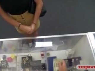 Uly emjekli kolledž ýaş gyz fucked at the pawnshop to earn extra nagt pul